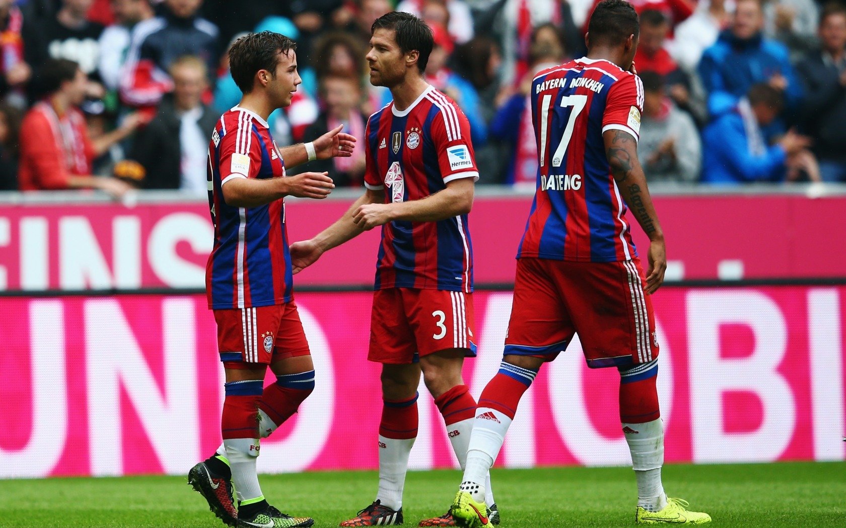 列队致敬莫德里奇，多特蒙德诠释的不仅是对手，更是足球世界里的风度与敬意，多特蒙德列队致敬莫德里奇，绿茵场上，对手亦是知己